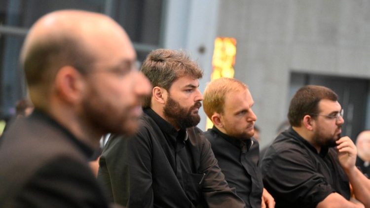 Papież: zbyt wielu kapłanów żyje w osamotnieniu