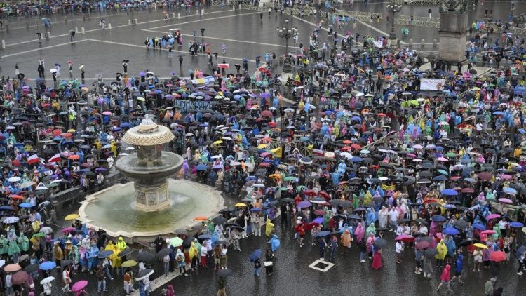 I fedeli in piazza San Pietro all'Angelus