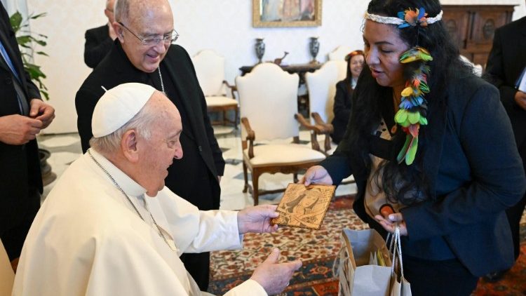 Encontro do Papa com uma delegada da REPAM no final da audiência