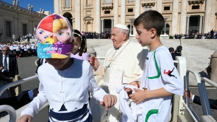 Il Papa tra i fedeli prima dell'Udienza generale