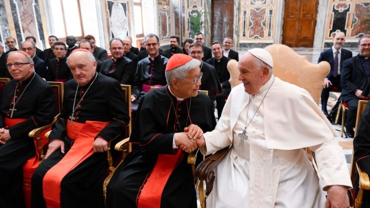 Papa Francisco cumprimenta o Cardeal Prefeito Lazarus You na Plenária do Dicastério para o Clero em 6 de junho de 2024