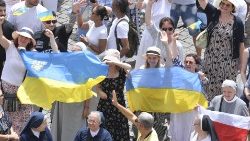 Fieles y peregrinos en la Plaza de San Pedro