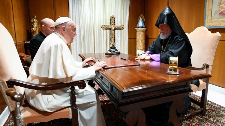 Encontro do Papa com o Catholicos no escritório da Sala Paulo VI