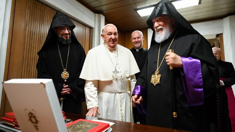 Encontro do Papa com o Catholicos no escritório da Sala Paulo VI
