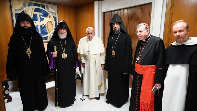 Encontro do Papa com o Catholicos no escritório da Sala Paulo VI