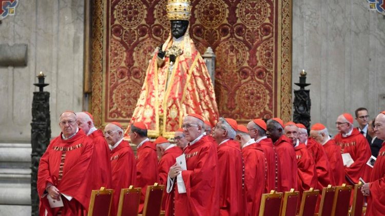 Msza w Bazylice Watykańskiej, w tle figura św. Piotra w szatach papieskich