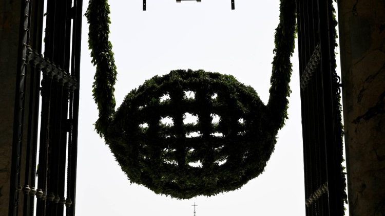 Teine i en døråpning til Peterskirken 29. juni 2024