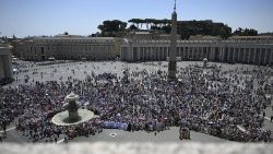 Fieles y peregrinos en la Plaza de San Pedro en el último ángelus del mes de junio.