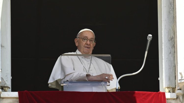 Papa Francesco durante la catechesi dell'Angelus