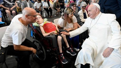 Papst in Triest: Besorgt über Krise der Demokratie