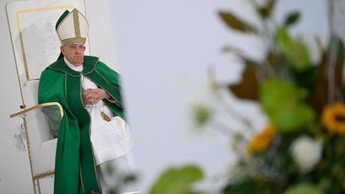 Il Papa: la fede sia scandalo in una società anestetizzata dal consumismo