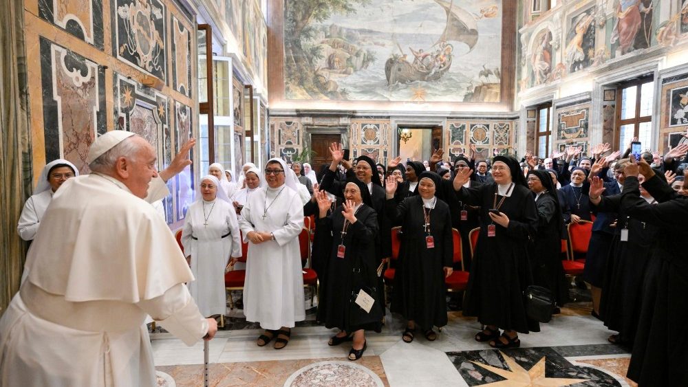 Francisco recebeu no Vaticano membros de seis congregações religiosas