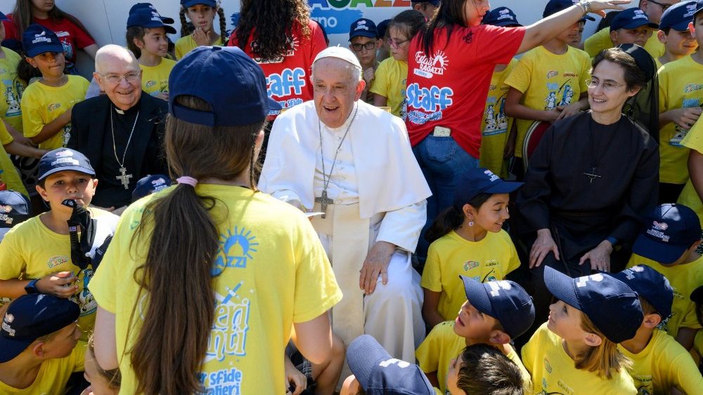 Papež obklopen dětmi při návštěvě vatikánského letního tábora 