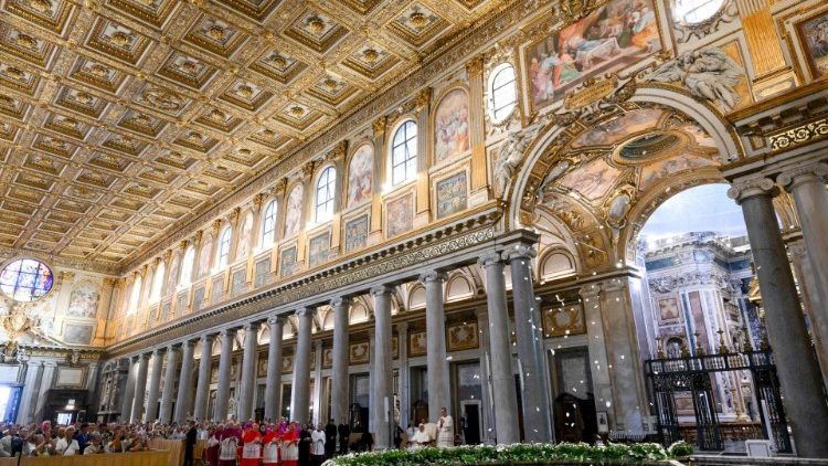 Rožių žiedlapių snygius Švč. M. Marijos bazilikoje 2024 m. rugpjūčio 5 d. 