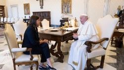 Le Pape François avec la rectrice de l'Université catholique du Sacré-Cœur de Milan, Elena Beccalli. 