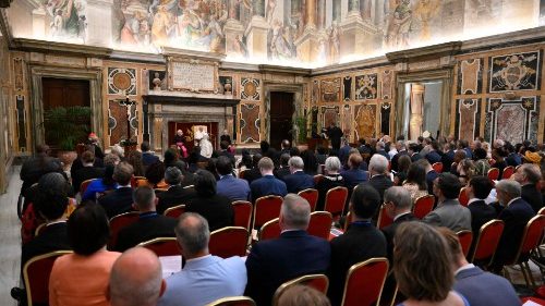 Sveti oče: Odpovedati se vojni kot načinu reševanja konfliktov