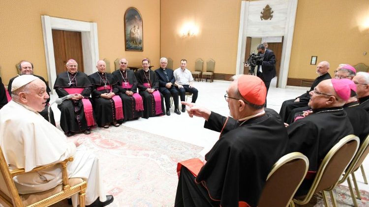 Францішак падчас сустрэчы з біскупамі лацінскага абраду з арабскіх краін