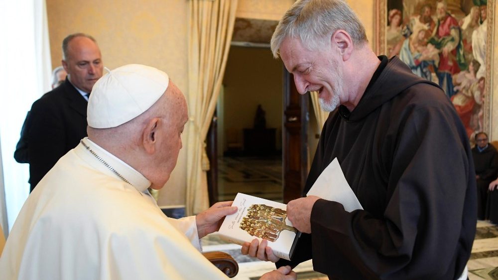 “O Senhor me deu irmãos, para ir pelo mundo”, é o lema do Capítulo Geral dos Frades Capuchinhos. Os participantes encontraram o Papa na Sala do Consistório