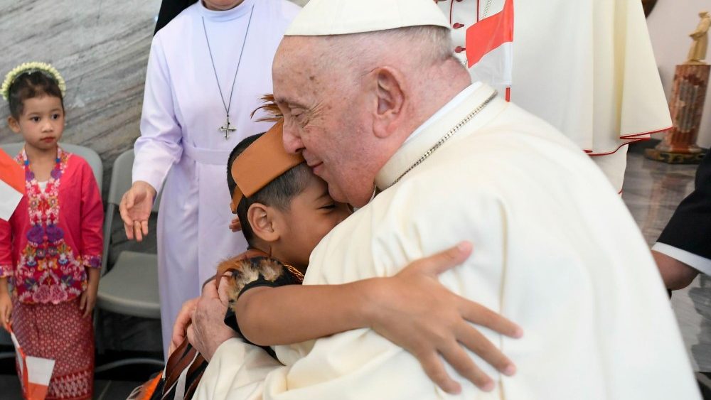L'abbraccio del Papa a un bambino indonesiano accolto e assistito dalle suore domenicane