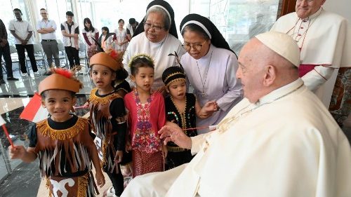 Indonesien: Waisenkinder und Fl&uuml;chtlinge empfangen den Papst
