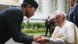 Presidente, Joko Widodo dá as boas-vindas ao Papa Francisco