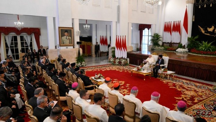 Среща на папата с гражданските власти и дипломатическия корпус в Индонезия