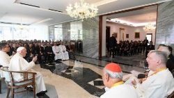 Papež Frančišek med sobrati jezuiti na apostolski nunciaturi v Džakarti.