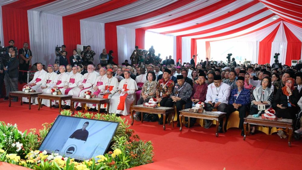 Францішак на міжрэлігійнай сустрэчы ў мячэці Істыкляль у Джакарце