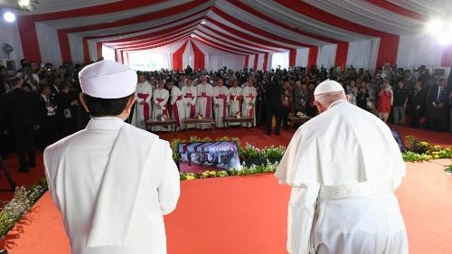 Jakarta, p&aacute;pež v mešite: Nikdy nepodľahnite v&aacute;beniu n&aacute;silia, sn&iacute;vajte o bratstve