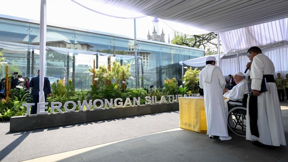 Францішак наведаў Тунэль сяброўства ў Джакарце