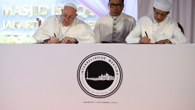 No encontro inter-religioso na Mesquita Istiqlal, em Jacarta, o Papa e o Grande Imã assinaram uma declaração conjunta. 