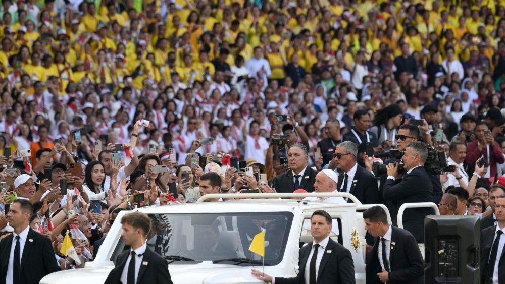 Святая Імша на Стадыёне Гелога Бунг Карно ў Джакарце