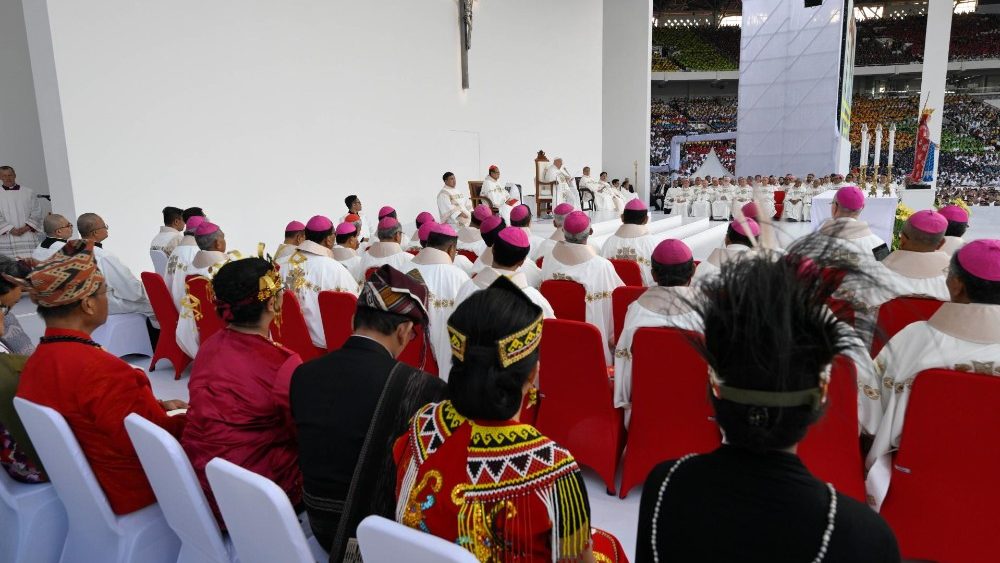Святая Імша на Стадыёне Гелога Бунг Карно ў Джакарце