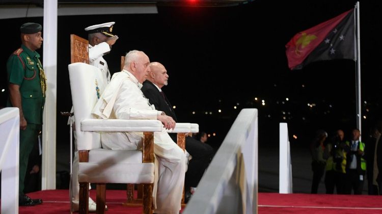 2024.09.06 Viaggio Apostolico in Papua Nuova Guinea - Cerimonia di benvenuto all'Aeroporto di Port Moresby