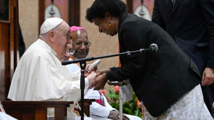 Grace Wrakia saludando al Papa Francisco en el Santuario María Auxiliadora de Port Moresby