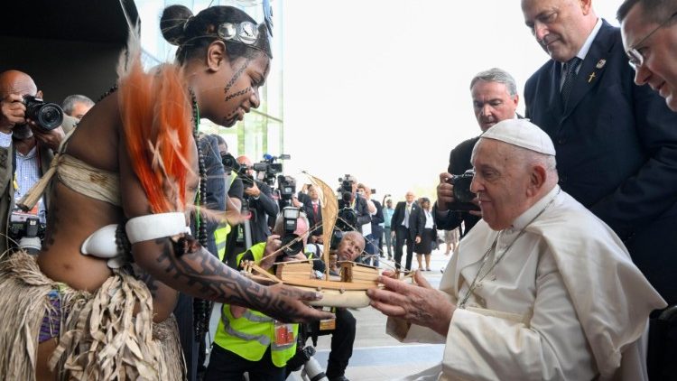 Papež přebírá dar 