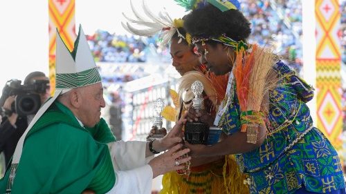 Hom&iacute;lia v Papue: Boh je bl&iacute;zko t&yacute;m, ktor&iacute; sa c&iacute;tia byť vzdialen&iacute;