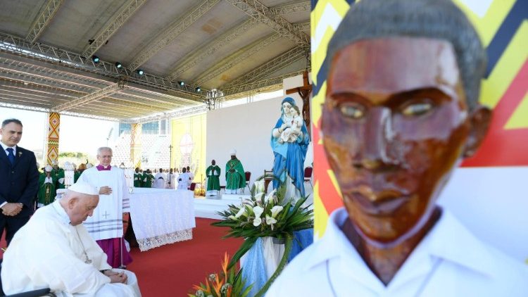 O Papa Francisco na Papua Nova Guiné diante das imagens de Nossa Senhora e Pedro To Rot