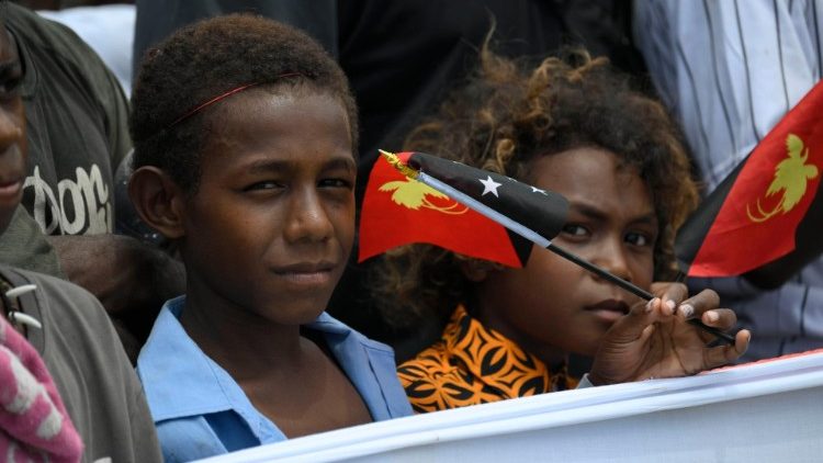 Někteří mladí lidé na setkání ve Vanimu