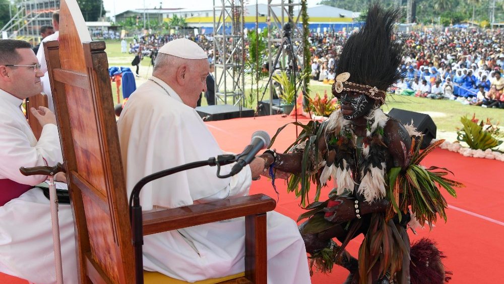 Saudação de papuásio ao Papa no início do encontro