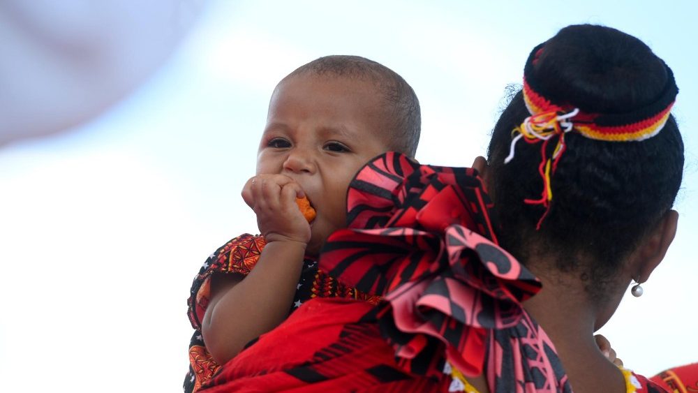 Maria Kulo com um de seus filhos