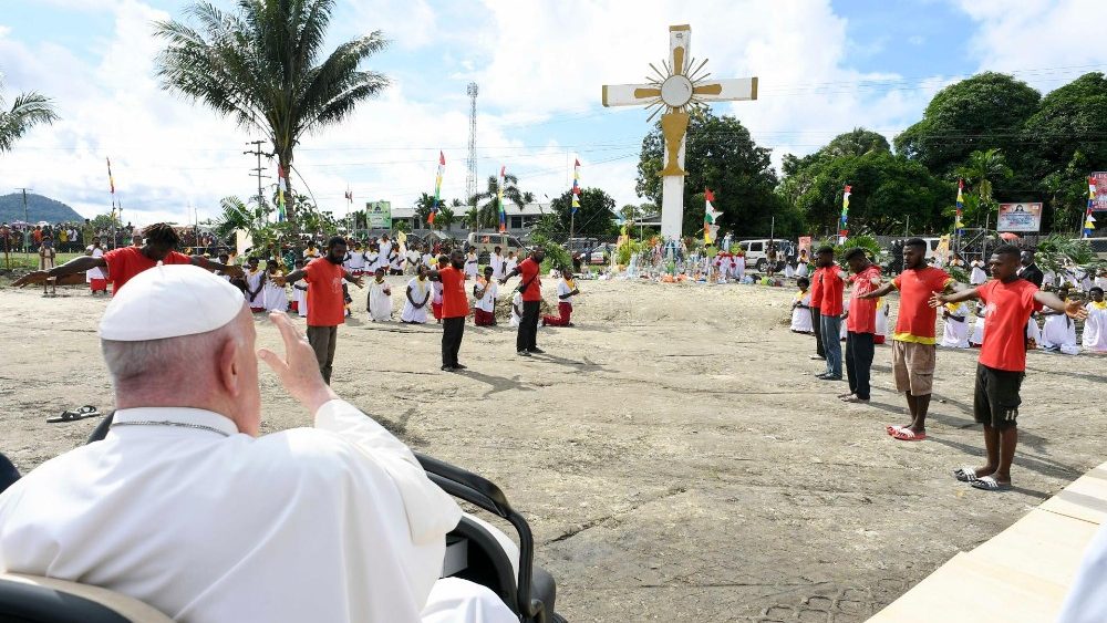 Papa na Esplanada da Catedral da Santa Cruz em Vanimo para o Encontro com os fiéis da Diocese