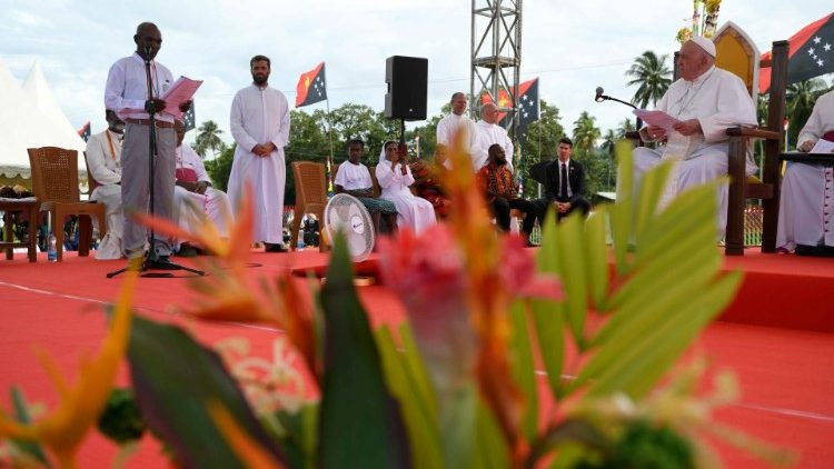 Papež naslouchá jednomu ze svědectví na setkání ve Vanimu