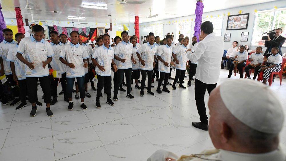 Папа падчас візіту да місіянераў у Папуа-Новай Гвінеі