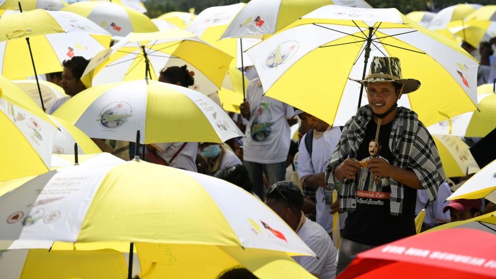 Fiéis durante a missa na Esplanada de Taçi Tolu, em Díli
