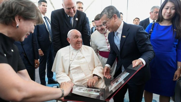 Papa Francisko akiagana na wenyeji wake nchini Singapore