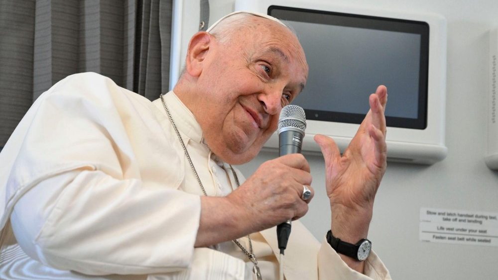 Tisková konference během letu ze Singapuru zpět do Říma 