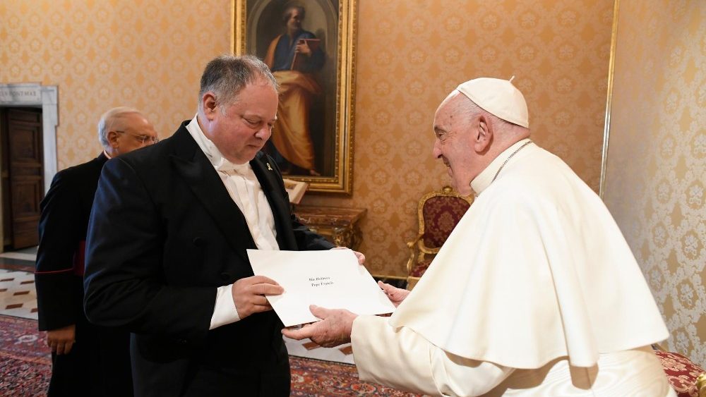 O Pontífice ao encontrar Yaron Sideman, embaixador de Israel junto à Santa Sé