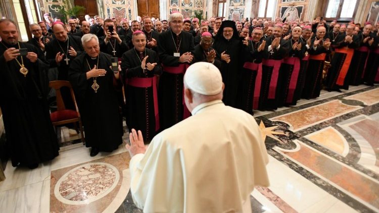 Папа Франциск з учасниками курсу для нововисвячених єпископів