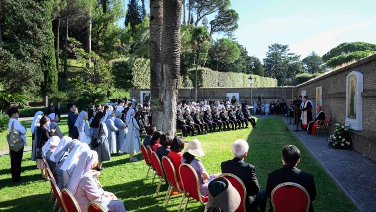 I fedeli presenti alla cerimonia